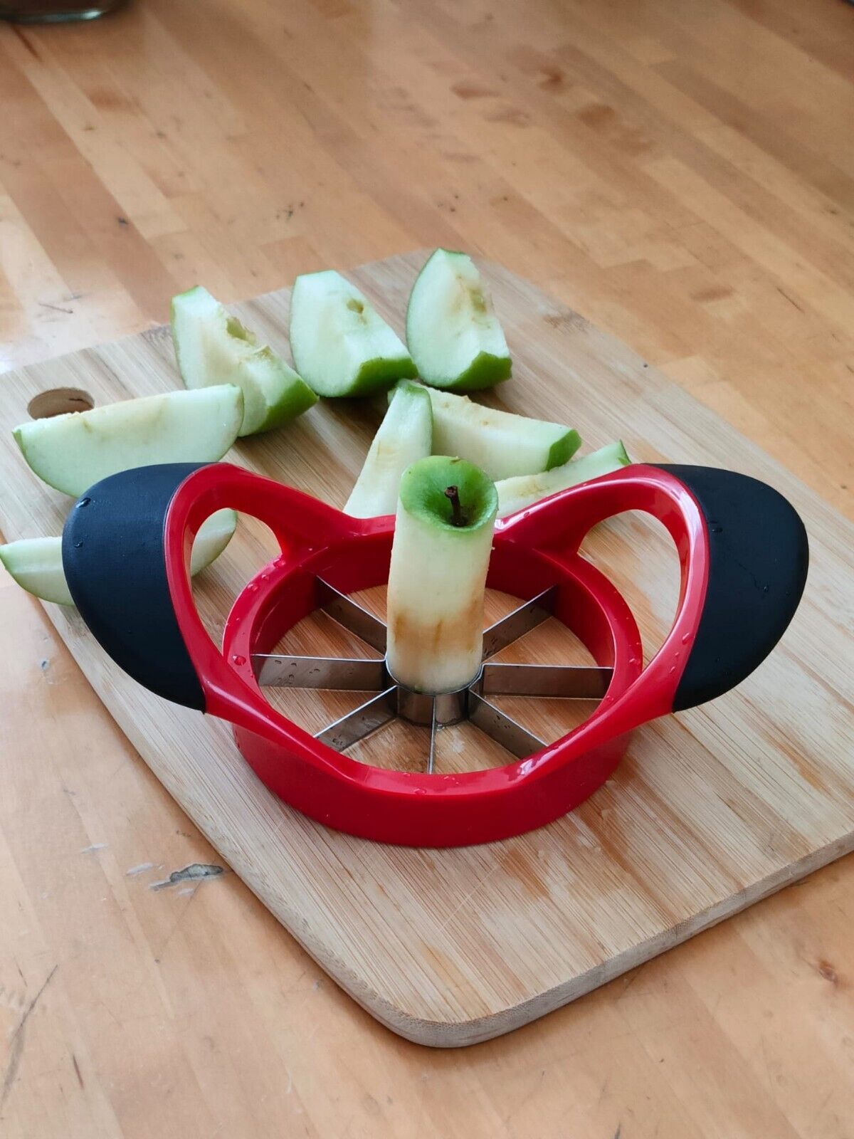 Apple Corer Slicer Fruit Cutter Stainless Steel Press Chopper Kitchen Tool NEW - InspiredGrabs.com