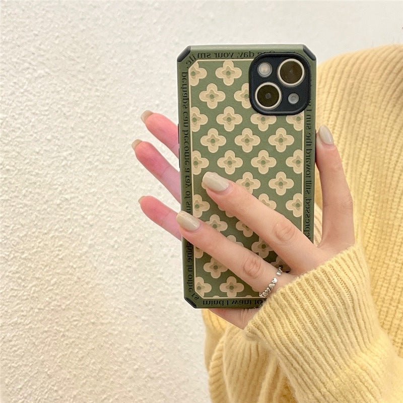 Revive your style with the Women's Retro Green Flower Mobile Phone Case. - InspiredGrabs.com