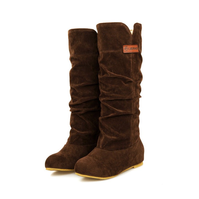 Mantente abrigado y elegante este invierno con nuestras fabulosas botas para la nieve de tubo medio.