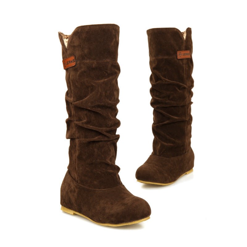 Mantente abrigado y elegante este invierno con nuestras fabulosas botas para la nieve de tubo medio.